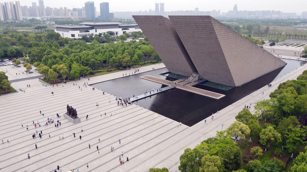 游客在合肥渡江戰役紀念館參觀游覽（2021年5月3日，無人機照片）。