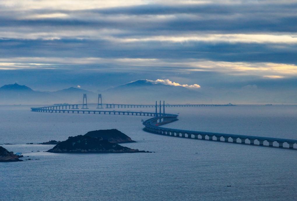 這是2023年12月15日拍攝的晨曦中的港珠澳大橋（無人機照片）。