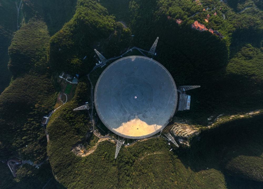 中國天眼在落日余暉中（無人機照片，維護保養期間拍攝，2024年9月25日攝）。
