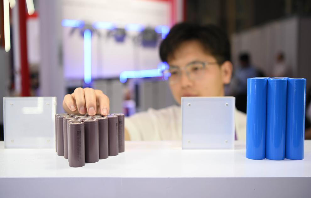 這是一家企業在第135屆廣交會上展出的鋰電池産品（2024年4月15日攝）。