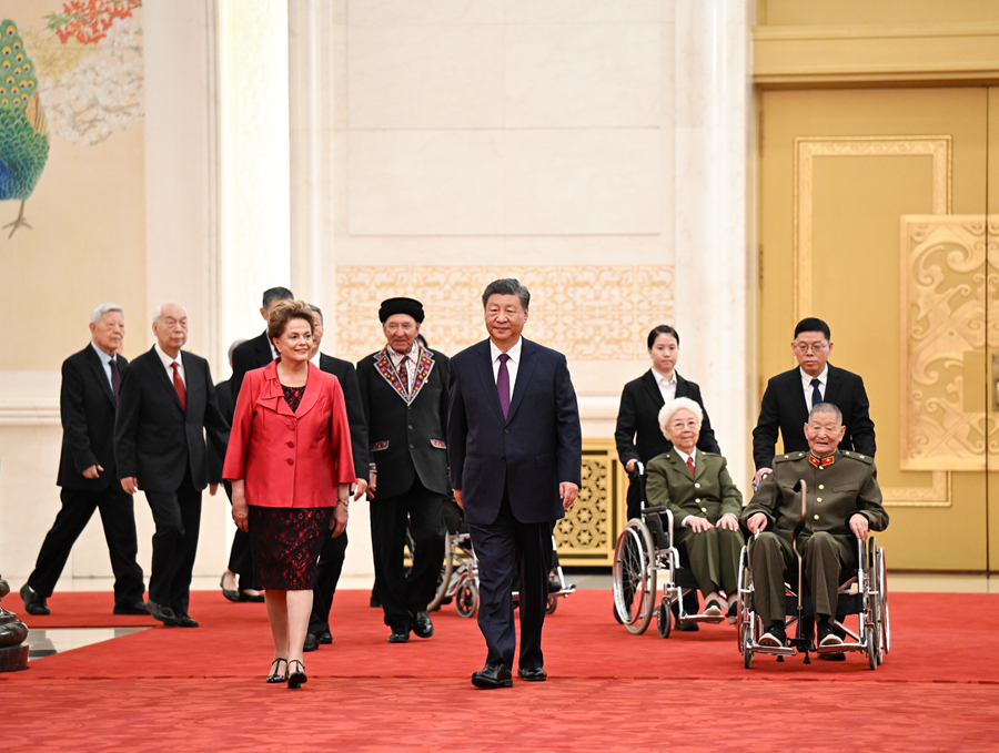 9月29日，中華人民共和國國家勳章和國家榮譽稱號頒授儀式在北京人民大會堂金色大廳隆重舉行。中共中央總書記、國家主席、中央軍委主席習近平同國家勳章和國家榮譽稱號獲得者一同步入會場。