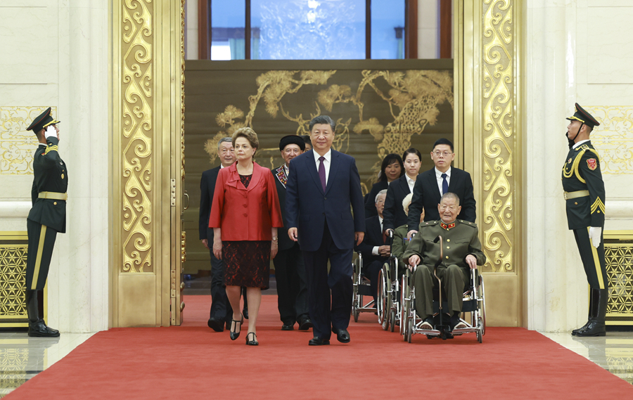 9月29日，中華人民共和國國家勳章和國家榮譽稱號頒授儀式在北京人民大會堂金色大廳隆重舉行。中共中央總書記、國家主席、中央軍委主席習近平同國家勳章和國家榮譽稱號獲得者一同步入會場。