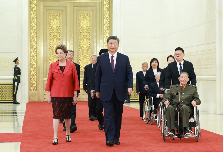 9月29日，中華人民共和國國家勳章和國家榮譽稱號頒授儀式在北京人民大會堂金色大廳隆重舉行。中共中央總書記、國家主席、中央軍委主席習近平同國家勳章和國家榮譽稱號獲得者一同步入會場。