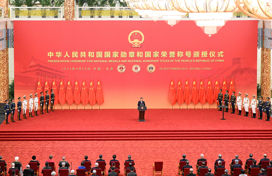 9月29日，中華人民共和國國家勳章和國家榮譽稱號頒授儀式在北京人民大會堂金色大廳隆重舉行。中共中央總書記、國家主席、中央軍委主席習近平向國家勳章和國家榮譽稱號獲得者頒授勳章獎章併發表重要講話。