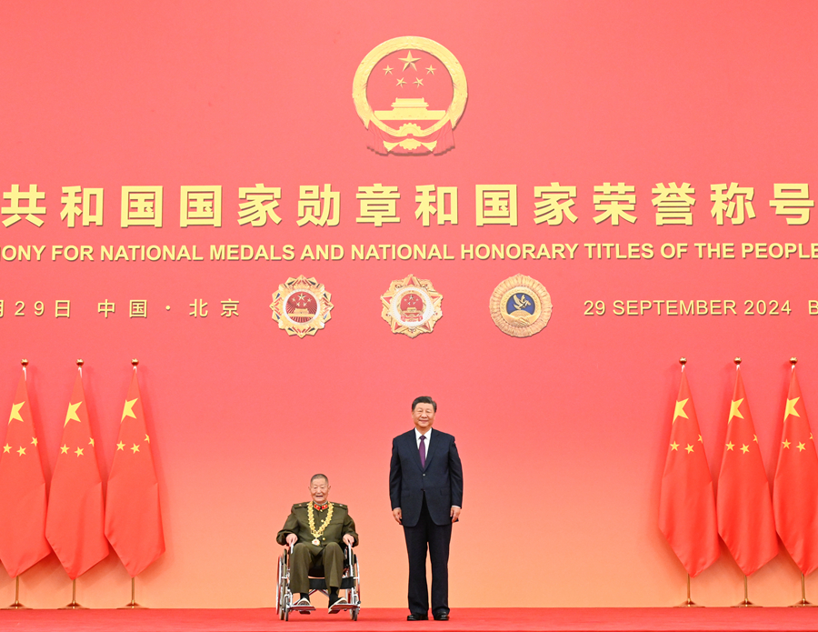 9月29日，中華人民共和國國家勳章和國家榮譽稱號頒授儀式在北京人民大會堂金色大廳隆重舉行。中共中央總書記、國家主席、中央軍委主席習近平向“共和國勳章”獲得者黃宗德頒授勳章。