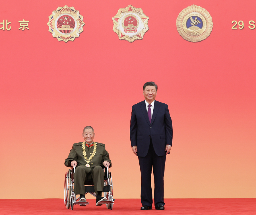 9月29日，中華人民共和國國家勳章和國家榮譽稱號頒授儀式在北京人民大會堂金色大廳隆重舉行。中共中央總書記、國家主席、中央軍委主席習近平向“共和國勳章”獲得者黃宗德頒授勳章。