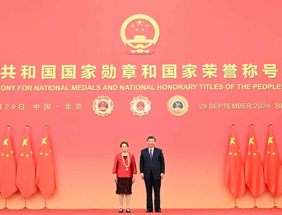 9月29日，中華人民共和國國家勳章和國家榮譽稱號頒授儀式在北京人民大會堂金色大廳隆重舉行。中共中央總書記、國家主席、中央軍委主席習近平向“友誼勳章”獲得者迪爾瑪·羅塞芙頒授勳章。
