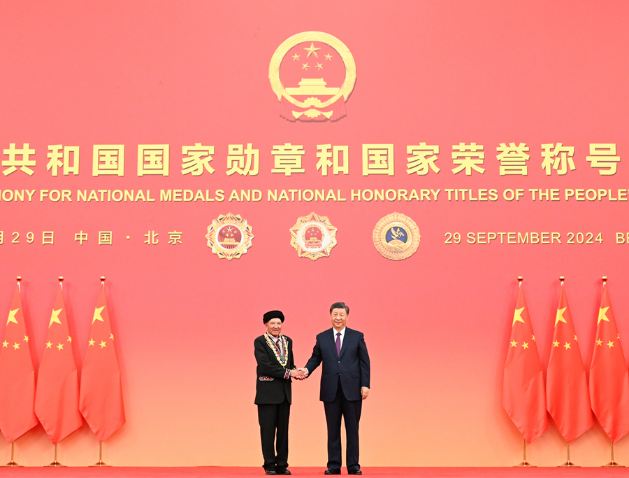 9月29日，中華人民共和國國家勳章和國家榮譽稱號頒授儀式在北京人民大會堂金色大廳隆重舉行。中共中央總書記、國家主席、中央軍委主席習近平向“人民衛士”國家榮譽稱號獲得者巴依卡·凱力迪別克頒授獎章。