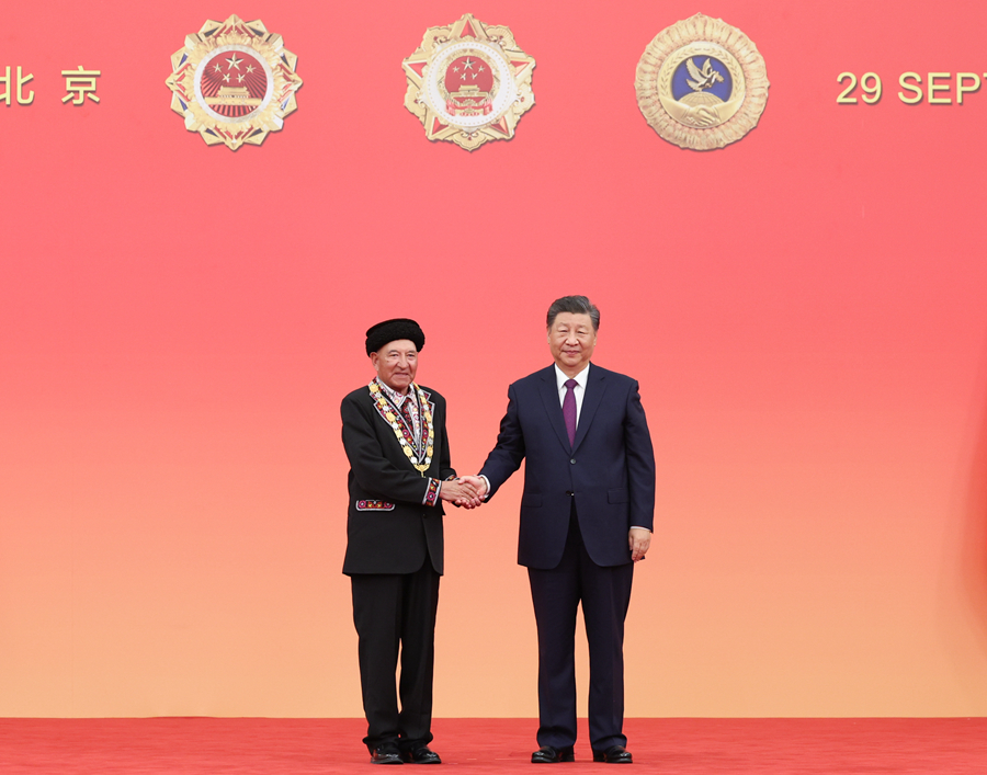 9月29日，中華人民共和國國家勳章和國家榮譽稱號頒授儀式在北京人民大會堂金色大廳隆重舉行。中共中央總書記、國家主席、中央軍委主席習近平向“人民衛士”國家榮譽稱號獲得者巴依卡·凱力迪別克頒授獎章。