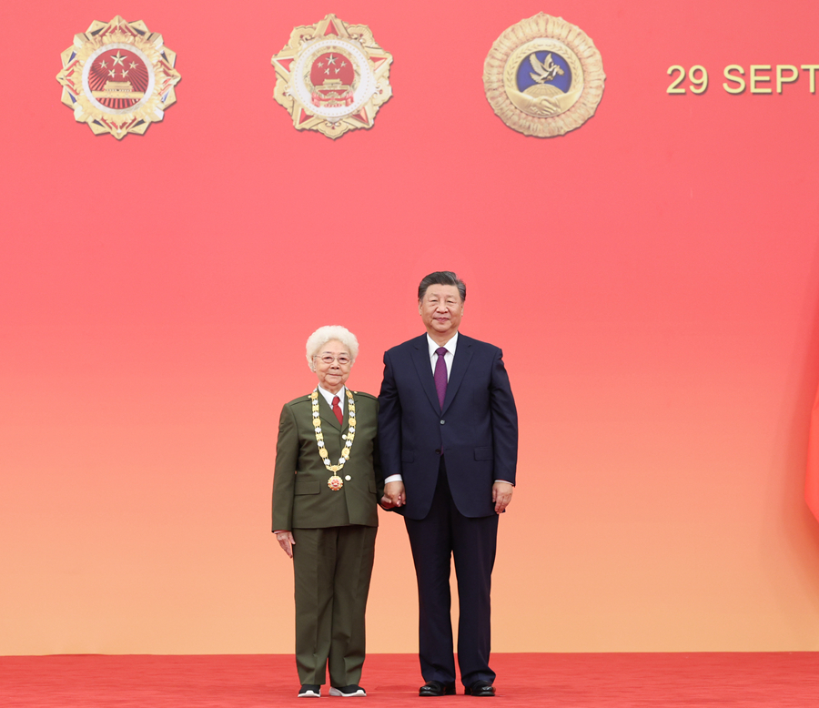 9月29日，中華人民共和國國家勳章和國家榮譽稱號頒授儀式在北京人民大會堂金色大廳隆重舉行。中共中央總書記、國家主席、中央軍委主席習近平向“人民藝術家”國家榮譽稱號獲得者田華頒授獎章。