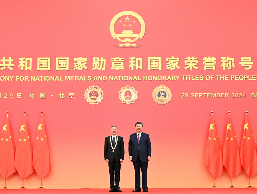 9月29日，中華人民共和國國家勳章和國家榮譽稱號頒授儀式在北京人民大會堂金色大廳隆重舉行。中共中央總書記、國家主席、中央軍委主席習近平向“人民工匠”國家榮譽稱號獲得者許振超頒授獎章。