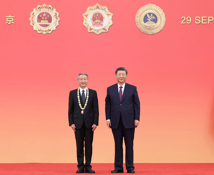 9月29日，中華人民共和國國家勳章和國家榮譽稱號頒授儀式在北京人民大會堂金色大廳隆重舉行。中共中央總書記、國家主席、中央軍委主席習近平向“人民工匠”國家榮譽稱號獲得者許振超頒授獎章。