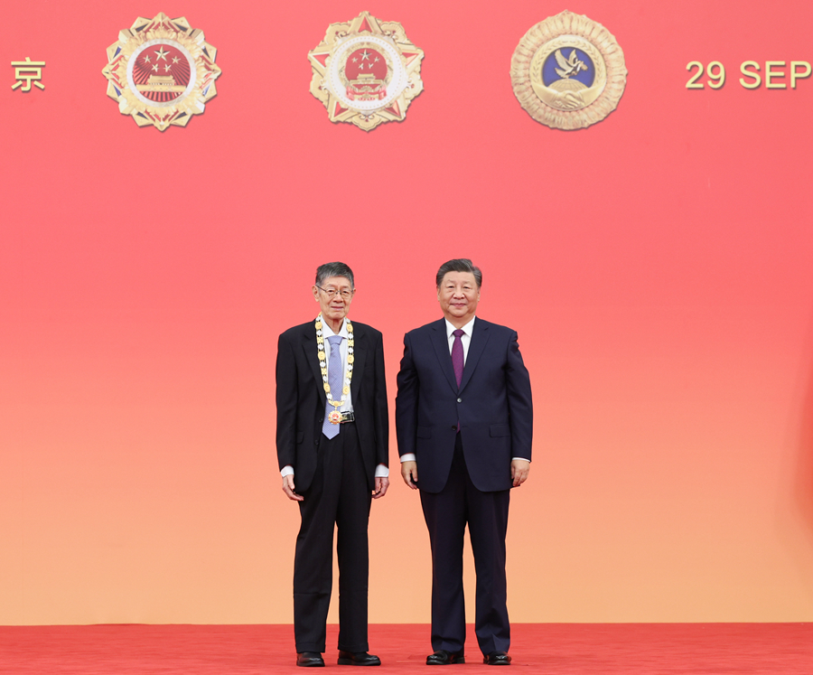 9月29日，中華人民共和國國家勳章和國家榮譽稱號頒授儀式在北京人民大會堂金色大廳隆重舉行。中共中央總書記、國家主席、中央軍委主席習近平向“經濟研究傑出貢獻者”國家榮譽稱號獲得者張卓元頒授獎章。