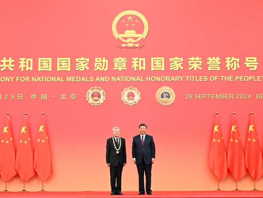 9月29日，中華人民共和國國家勳章和國家榮譽稱號頒授儀式在北京人民大會堂金色大廳隆重舉行。中共中央總書記、國家主席、中央軍委主席習近平向“人民科學家”國家榮譽稱號獲得者趙忠賢頒授獎章。