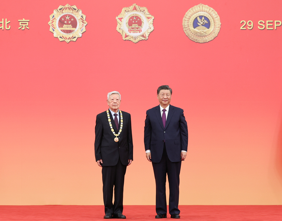 9月29日，中華人民共和國國家勳章和國家榮譽稱號頒授儀式在北京人民大會堂金色大廳隆重舉行。中共中央總書記、國家主席、中央軍委主席習近平向“人民科學家”國家榮譽稱號獲得者趙忠賢頒授獎章。