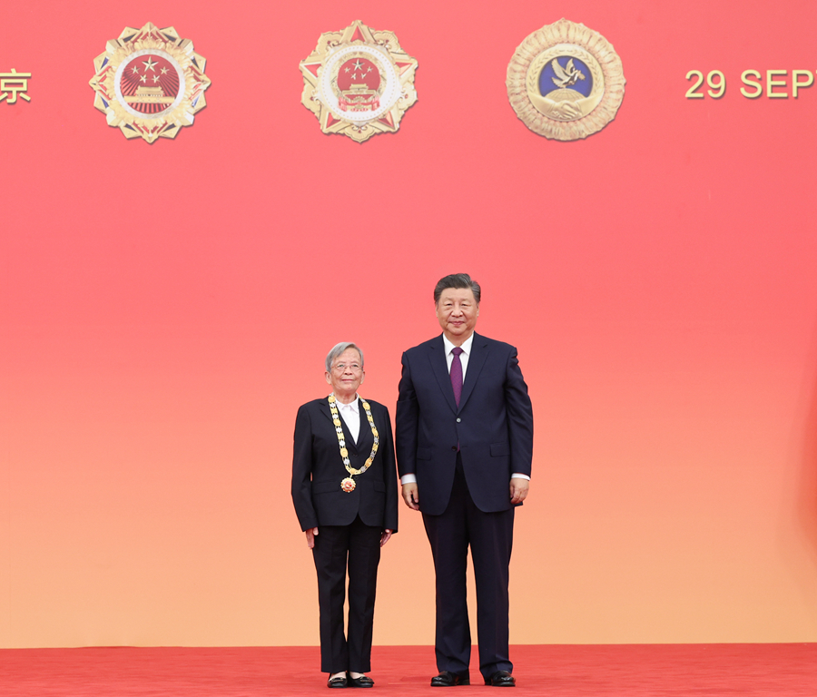 9月29日，中華人民共和國國家勳章和國家榮譽稱號頒授儀式在北京人民大會堂金色大廳隆重舉行。中共中央總書記、國家主席、中央軍委主席習近平向“人民醫護工作者”國家榮譽稱號獲得者路生梅頒授獎章。
