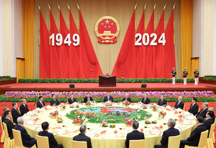 9月30日晚，慶祝中華人民共和國成立75周年招待會在北京人民大會堂隆重舉行。習近平、李強、趙樂際、王滬寧、蔡奇、丁薛祥、李希、韓正等黨和國家領導人與約3000名中外人士歡聚一堂，共慶新中國75周年華誕。