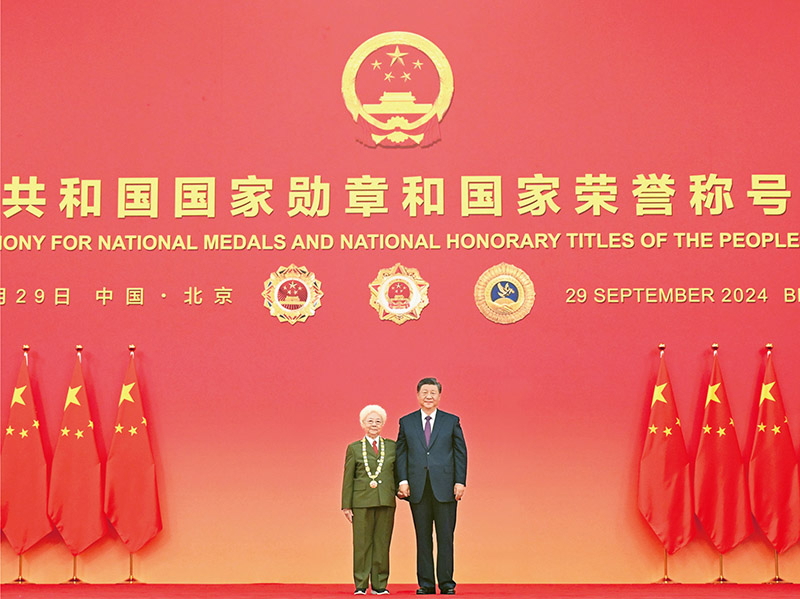 2024年9月29日，中華人民共和國國家勳章和國家榮譽稱號頒授儀式在北京人民大會堂金色大廳隆重舉行。中共中央總書記、國家主席、中央軍委主席習近平向“人民藝術家”國家榮譽稱號獲得者田華頒授獎章。