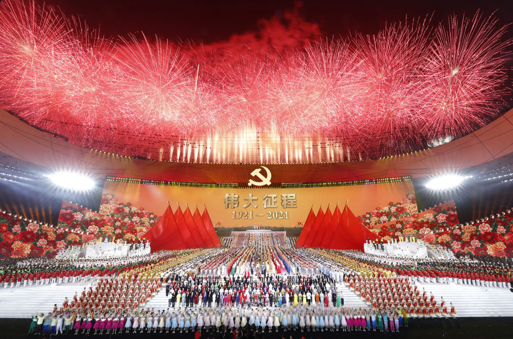 2021年6月28日晚，慶祝中國共産黨成立100周年文藝演出《偉大征程》在北京國家體育場盛大舉行。這是文藝演出結束，全場共同高唱《沒有共産黨就沒有新中國》。