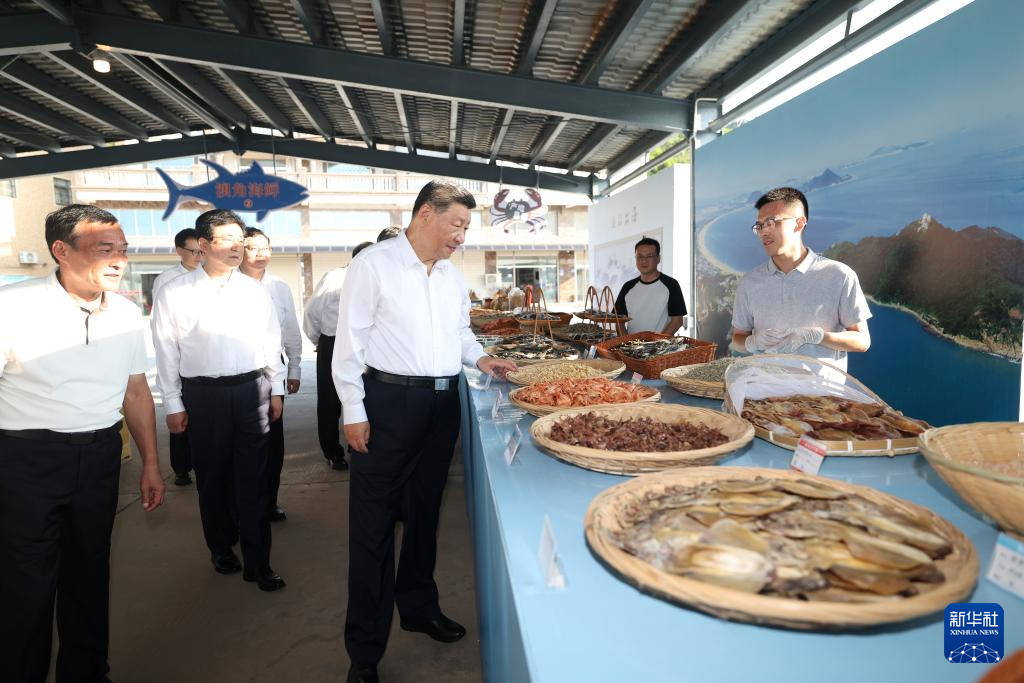 10月15日至16日，中共中央總書記、國家主席、中央軍委主席習近平在福建考察。這是15日下午，習近平在漳州市東山縣陳城鎮澳角村考察時，了解海鮮乾貨和漁獲産品交易情況。