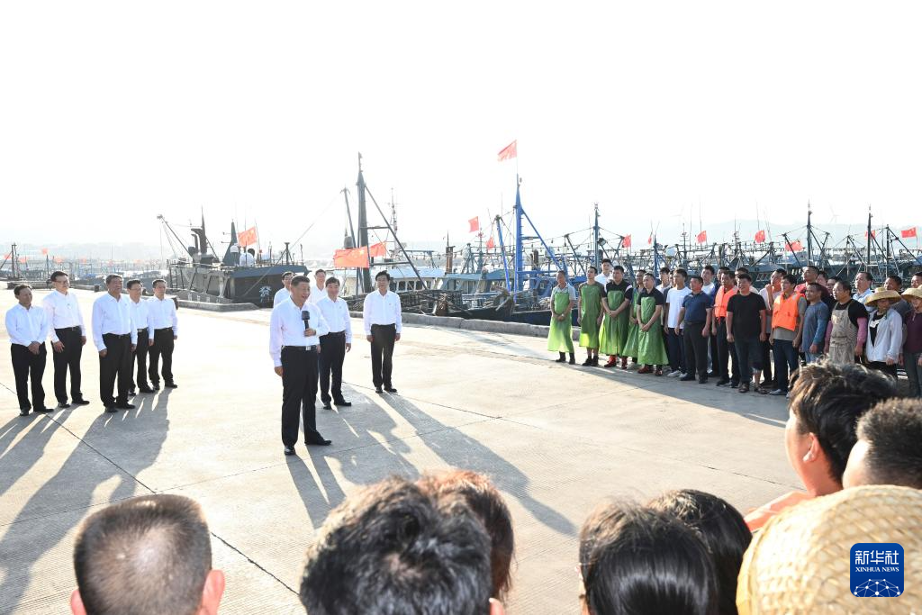 10月15日至16日，中共中央總書記、國家主席、中央軍委主席習近平在福建考察。這是15日下午，習近平在漳州市東山縣陳城鎮澳角村考察時，同漁民們親切交流。