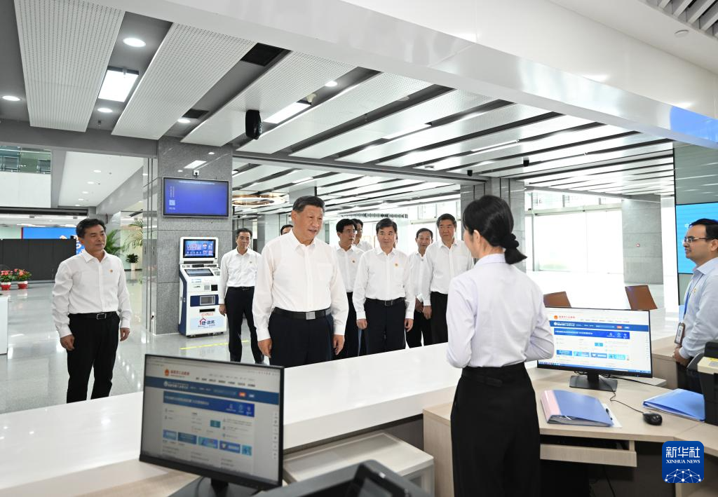 10月15日至16日，中共中央總書記、國家主席、中央軍委主席習近平在福建考察。這是16日上午，習近平在中國（福建）自由貿易試驗區廈門片區考察時，同綜合服務大廳窗口工作人員親切交流。