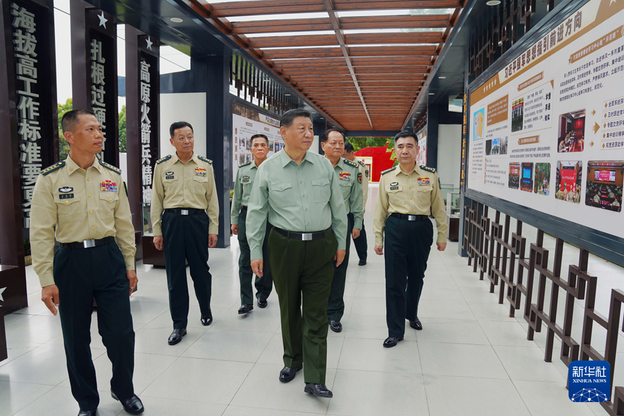 10月17日，中共中央總書記、國家主席、中央軍委主席習近平到火箭軍某旅視察。這是習近平察看該旅軍史長廊。
