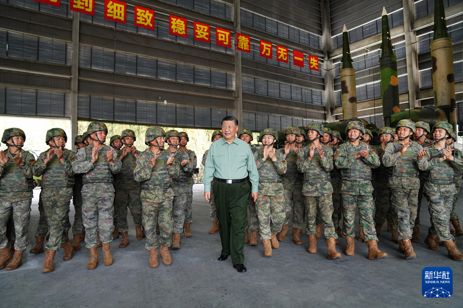 10月17日，中共中央總書記、國家主席、中央軍委主席習近平到火箭軍某旅視察。這是習近平在察看裝備操作訓練情況時，同官兵親切交談。