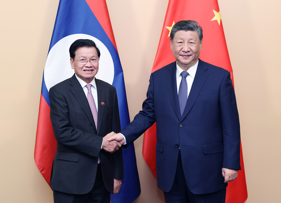 當地時間10月22日晚，國家主席習近平在喀山會見寮國人民革命黨中央總書記、國家主席通倫。