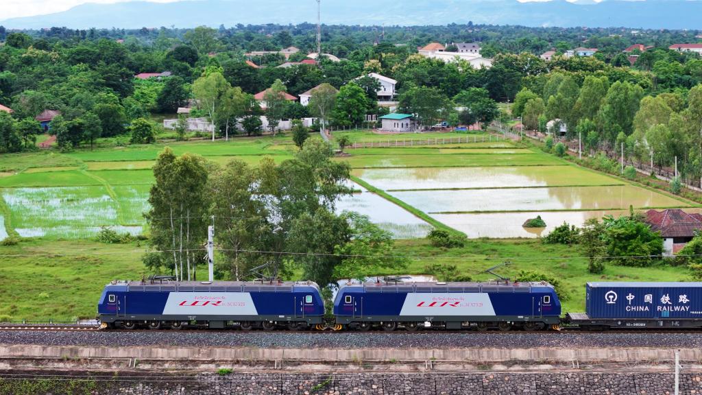 2024年8月5日，由寮國籍火車司機獨立駕駛的滿載貨物的列車駛出萬象站，向中國昆明進發（無人機照片）。