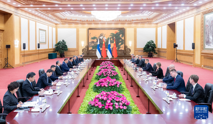 10月29日下午，國家主席習近平在北京人民大會堂同來華進行國事訪問的芬蘭總統斯圖布舉行會談。