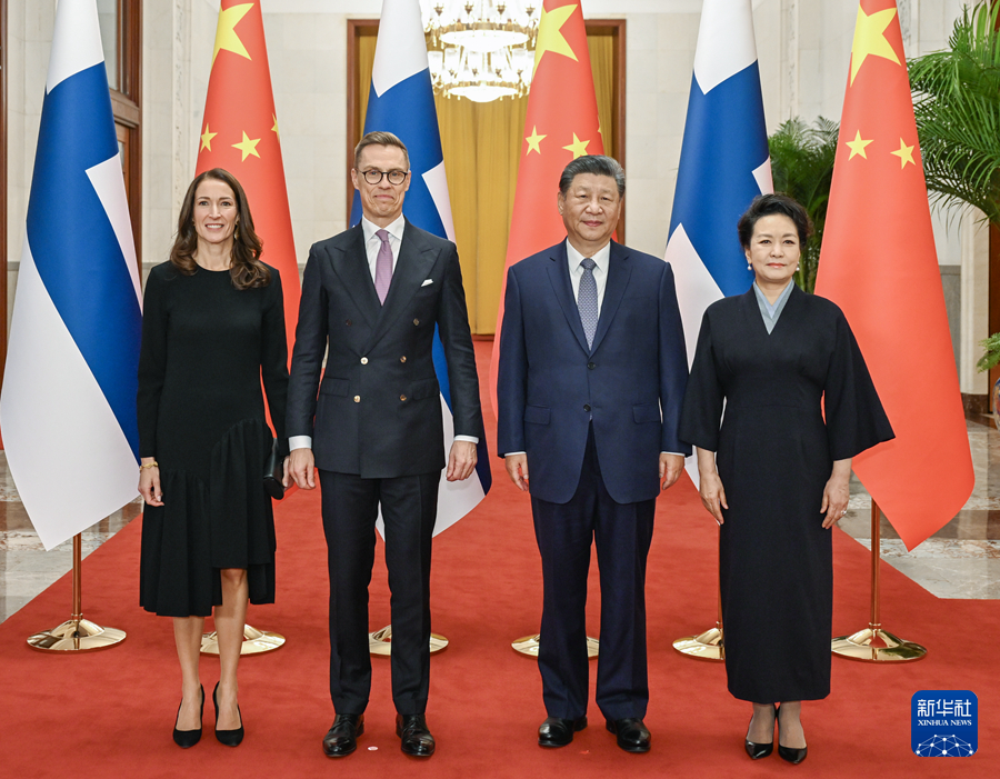 10月29日下午，國家主席習近平在北京人民大會堂同來華進行國事訪問的芬蘭總統斯圖布舉行會談。這是會談前，習近平和夫人彭麗媛同斯圖布和夫人蘇珊娜合影。