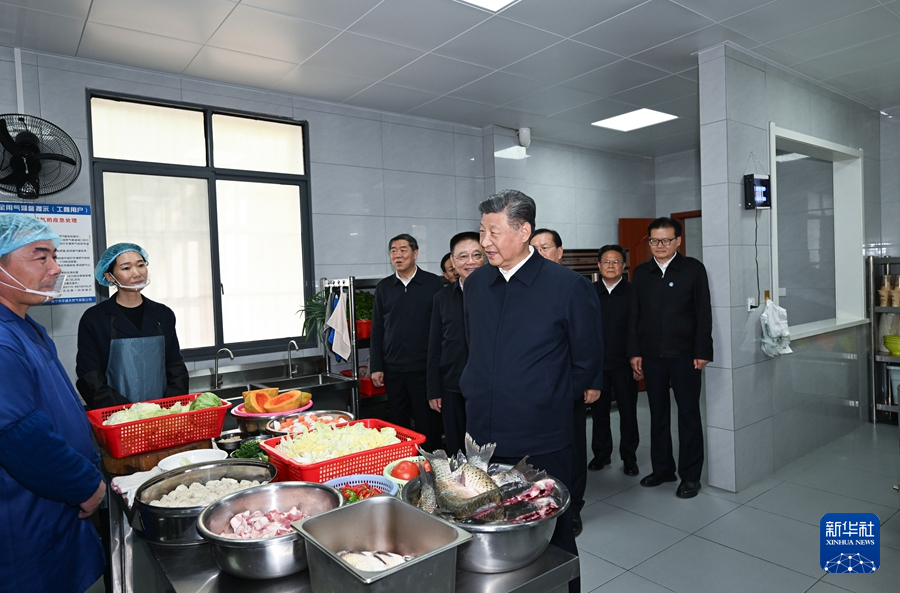 11月4日至6日，中共中央總書記、國家主席、中央軍委主席習近平在湖北考察。這是5日上午，習近平在咸寧市嘉魚縣潘家灣鎮四邑村養老服務驛站食堂考察。