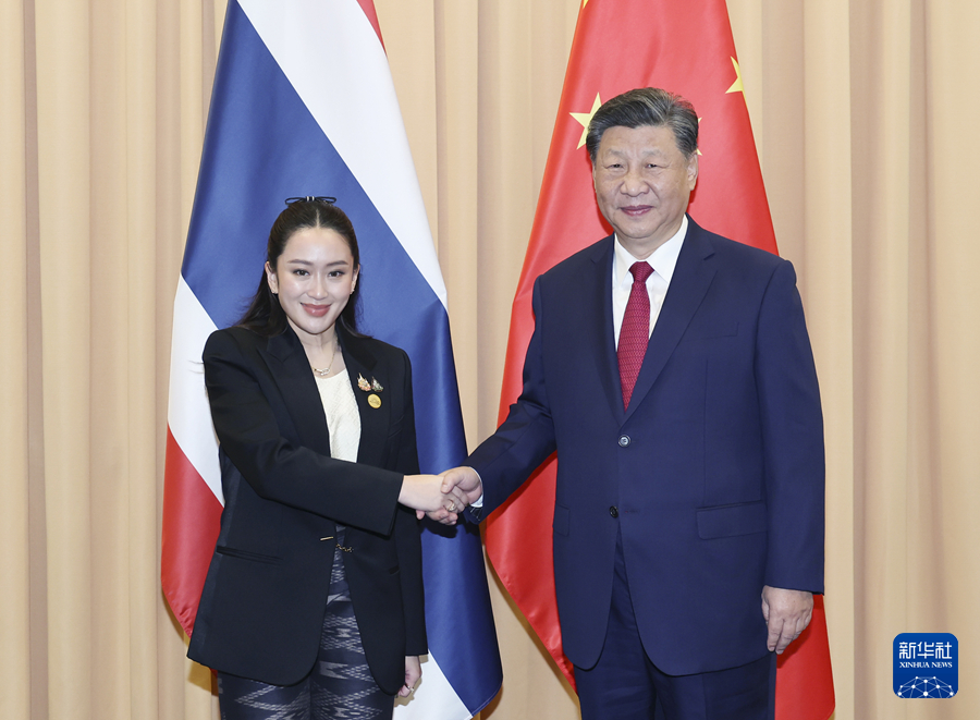 當地時間11月15日上午，國家主席習近平在利馬出席亞太經合組織領導人非正式會議期間會見泰國總理佩通坦。