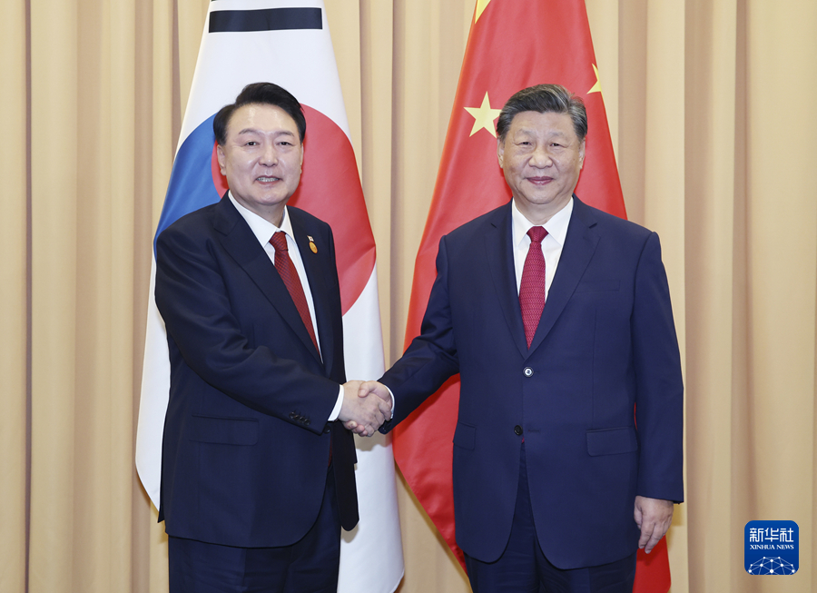 當地時間11月15日上午，國家主席習近平在利馬出席亞太經合組織領導人非正式會議期間會見南韓總統尹錫悅。