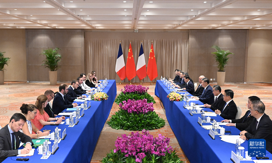 當地時間11月19日上午，國家主席習近平在裏約熱內盧出席二十國集團領導人峰會期間會見法國總統馬克龍。