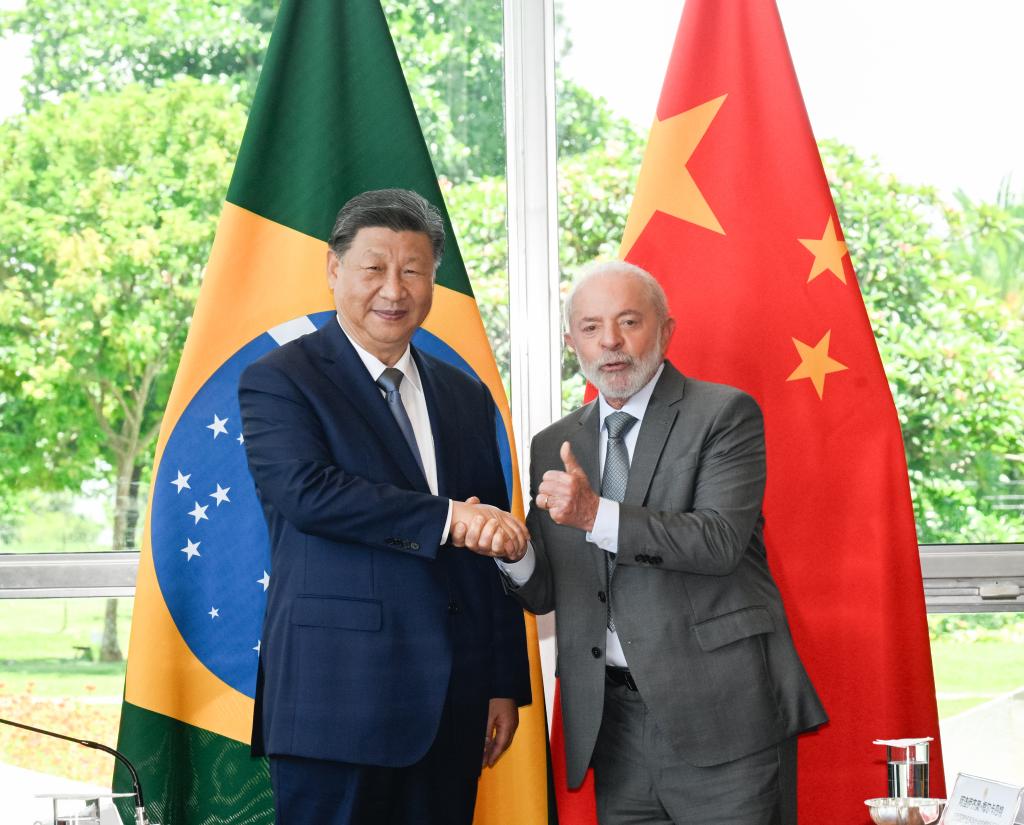 當地時間11月20日上午，國家主席習近平在巴西利亞總統官邸黎明宮同巴西總統盧拉舉行會談。