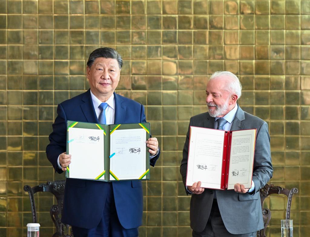 當地時間11月20日上午，國家主席習近平同巴西總統盧拉在巴西利亞共同簽署併發表《中華人民共和國和巴西聯邦共和國關於攜手構建更公正世界和更可持續星球的中巴命運共同體的聯合聲明》。