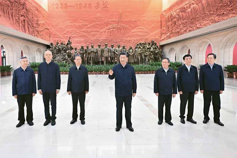 2022年10月27日，中共中央總書記、國家主席、中央軍委主席習近平帶領中共中央政治局常委李強、趙樂際、王滬寧、蔡奇、丁薛祥、李希，瞻仰延安革命紀念地。這是習近平在延安革命紀念館參觀《偉大歷程——中共中央在延安十三年曆史陳列》結束時發表重要講話。