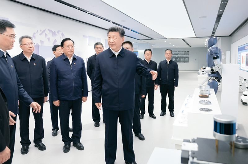 2024年11月4日至6日，中共中央總書記、國家主席、中央軍委主席習近平在湖北考察。這是5日下午，習近平在武漢産業創新發展研究院考察。