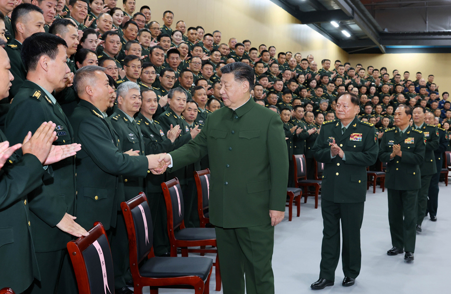 12月4日，中共中央總書記、國家主席、中央軍委主席習近平視察資訊支援部隊，代表黨中央和中央軍委，對資訊支援部隊第一次黨代表大會的召開表示熱烈祝賀，向資訊支援部隊全體官兵致以誠摯問候。這是習近平同代表們親切握手。