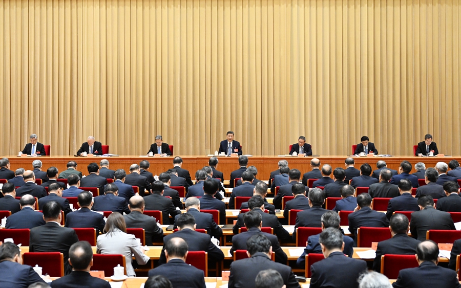12月11日至12日，中央經濟工作會議在北京舉行。中共中央總書記、國家主席、中央軍委主席習近平出席會議併發表重要講話。李強、趙樂際、王滬寧、蔡奇、丁薛祥、李希出席會議。