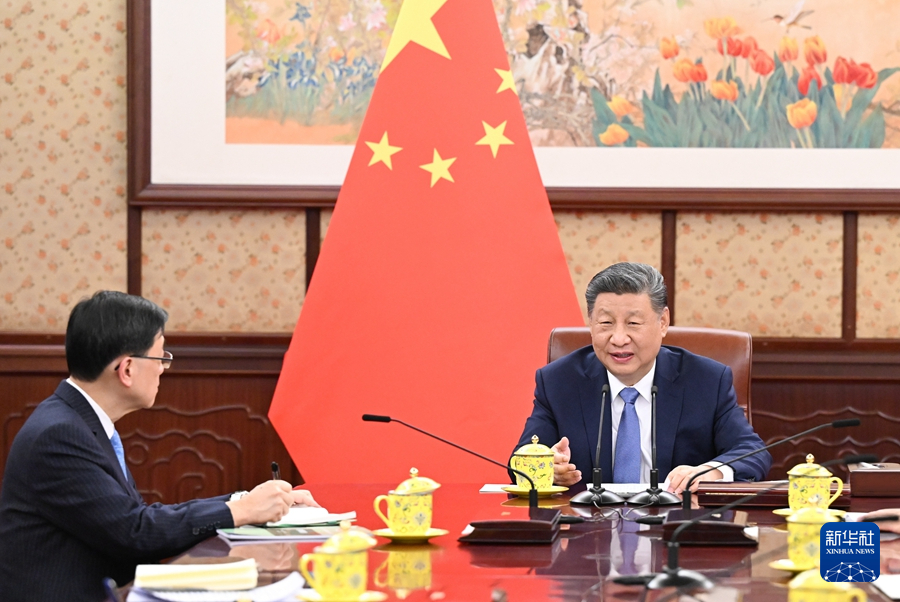 12月13日，國家主席習近平在中南海會見來京述職的香港特別行政區行政長官李家超。