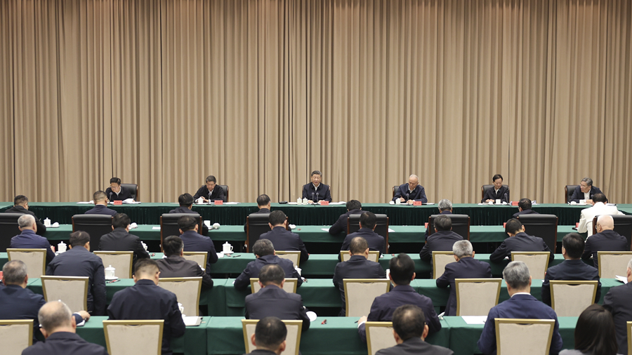 12月17日下午，中共中央總書記、國家主席、中央軍委主席習近平在海南三亞聽取海南省委和省政府工作彙報，發表了重要講話。