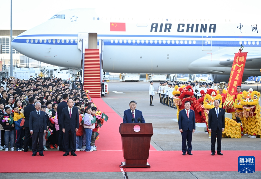 12月18日下午，中共中央總書記、國家主席、中央軍委主席習近平乘專機抵達澳門，出席將於20日舉行的慶祝澳門回歸祖國25周年大會暨澳門特別行政區第六屆政府就職典禮並視察澳門。這是習近平在機場發表重要講話。