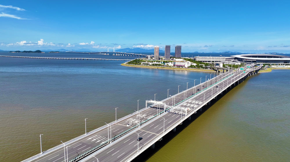車輛在港珠澳大橋上行駛（2023年7月11日攝，無人機照片）。