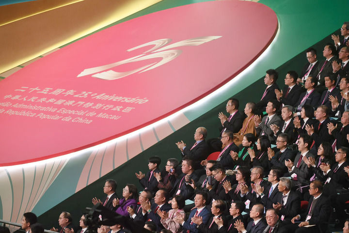 2024年12月20日，慶祝澳門回歸祖國25周年大會暨澳門特別行政區第六屆政府就職典禮在澳門東亞運動會體育館隆重舉行。這是嘉賓熱烈鼓掌。
