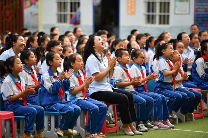 2021年7月1日，在位於陜西省延安市的楊家嶺福州希望小學，師生收看慶祝中國共産黨成立100周年大會。