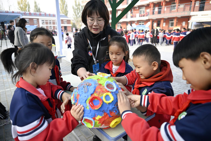 2024年11月1日，寧夏銀川市西夏區鎮北堡鎮華西希望小學學生在科普實踐活動上體驗手工DIY製作。