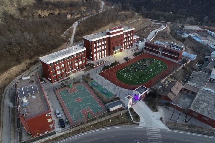 這是2020年12月31日在陜西省銅川市耀州區照金鎮拍攝的北梁紅軍小學（無人機照片）。